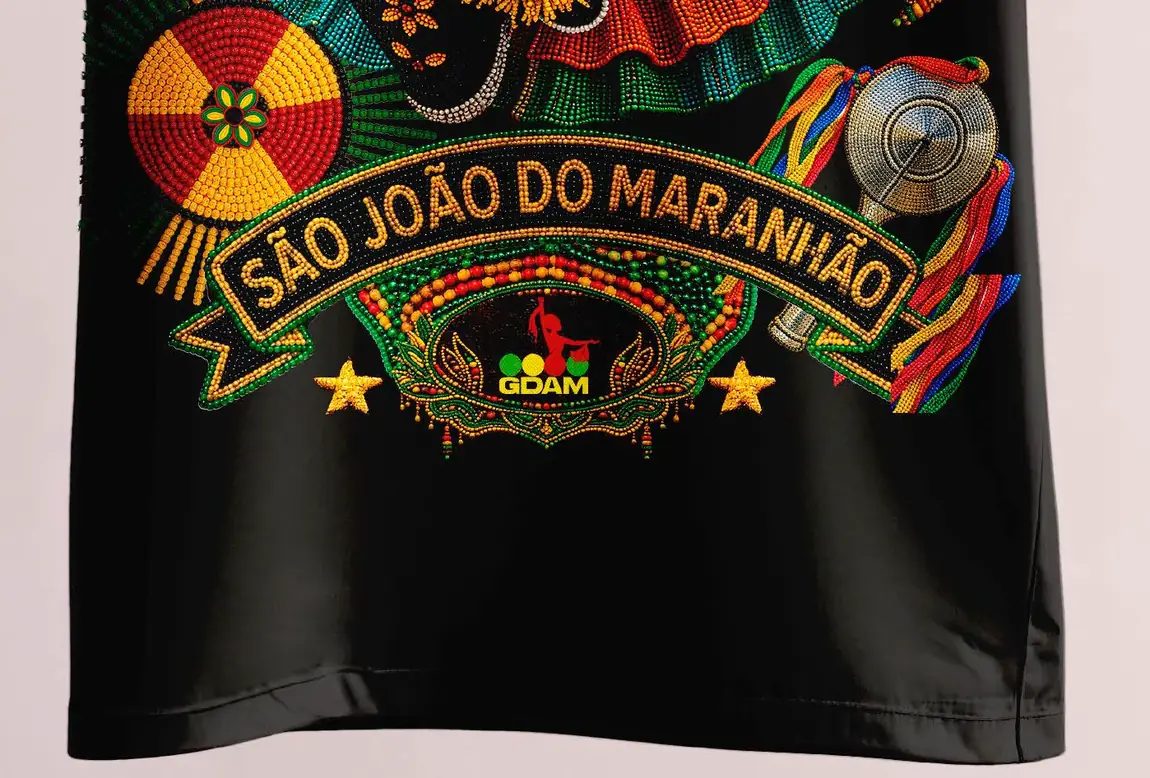 Camisa preta com faixa bordada São João do Maranhão e o selo GDAM