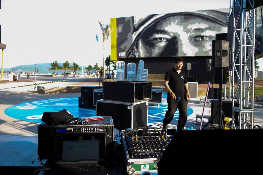 Montagem de som e telão no Emissário do Quebra Mar antes da abertura
