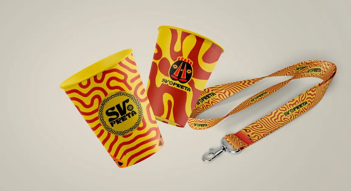 Dois copos amarelo e laranja com a marca SV Preta e um cordão