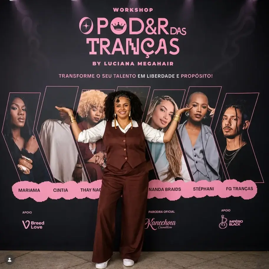 Painel do workshop O Poder das Tranças com sete especialistas e Luciana Mega Hair em frente, sobre fundo rosa e preto