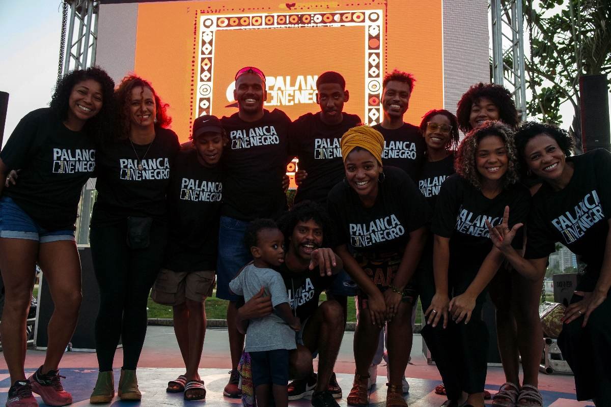 Equipe do festival reunida diante da tela