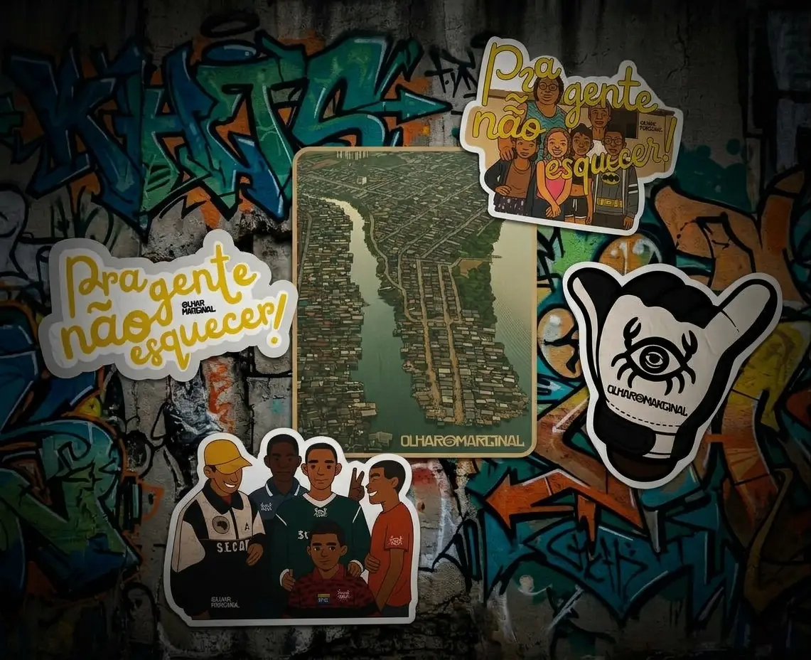 Mural de grafite com o mapa da Baixada Santista, adesivos do Olhar Marginal, a mão em shaka e a frase pra gente não esquecer