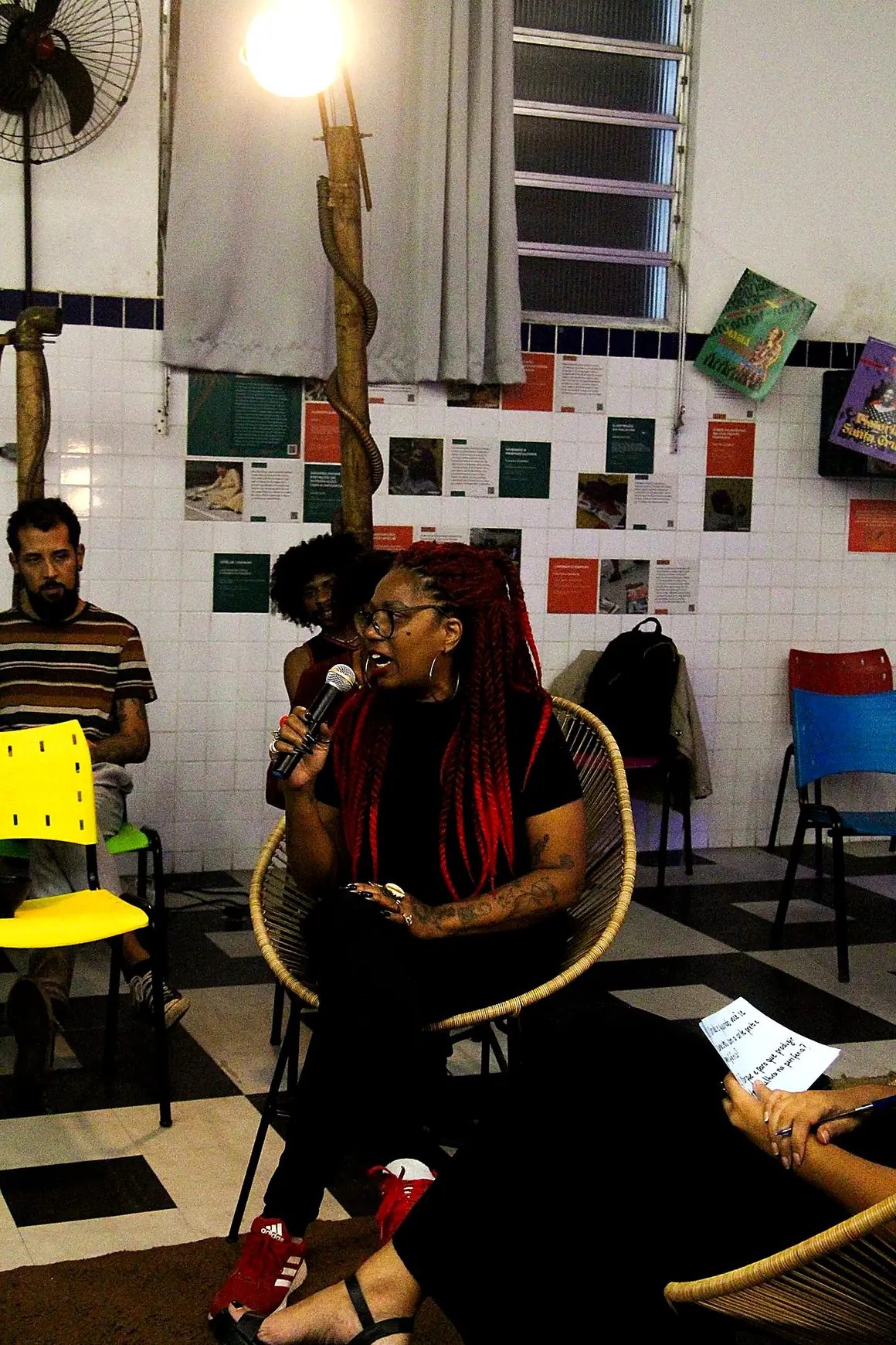 Convidada sentada em roda de conversa do Obappe Lab