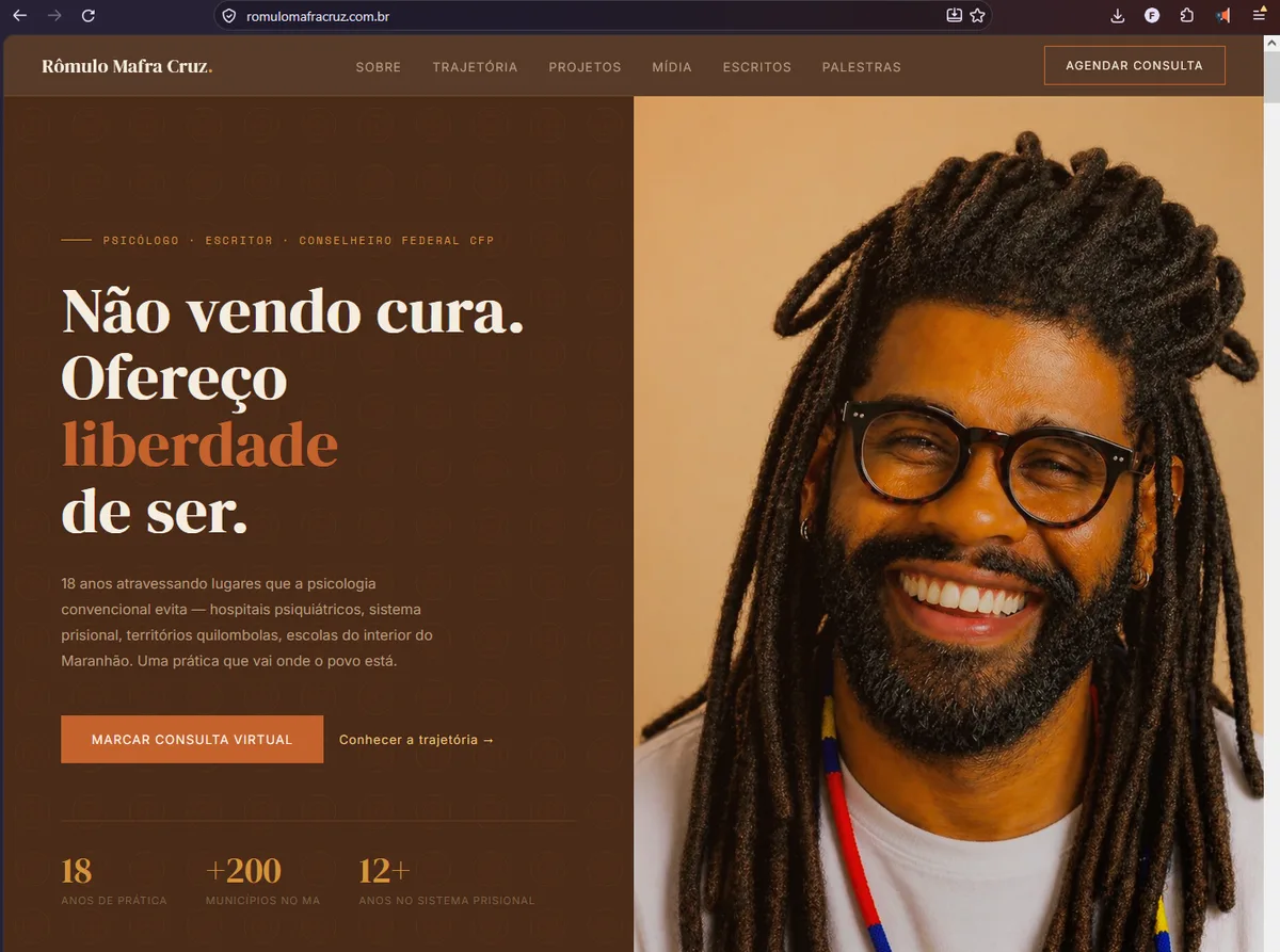 Site de Rômulo Mafra Cruz, com fundo marrom e laranja