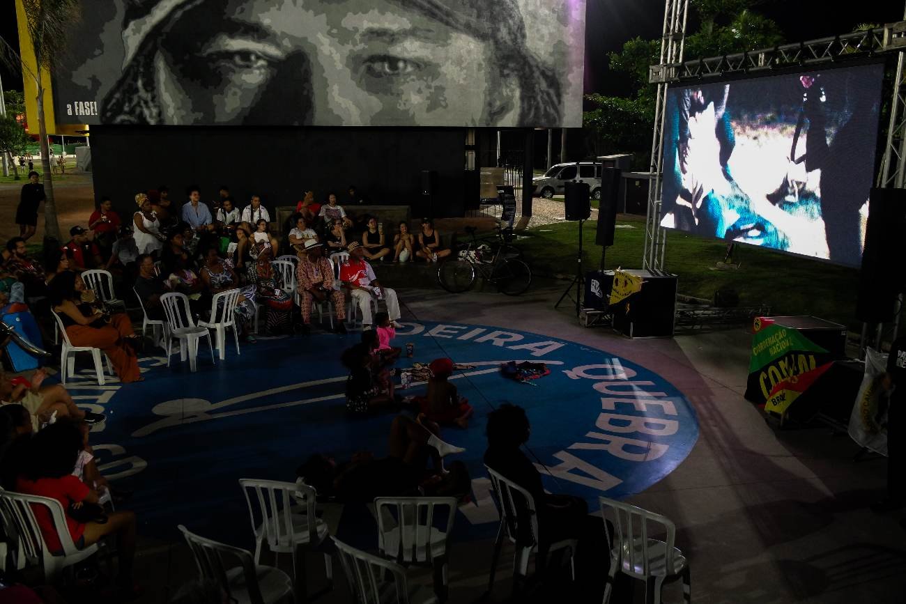 Público assistindo à sessão na tela montada no Emissário do Quebra Mar