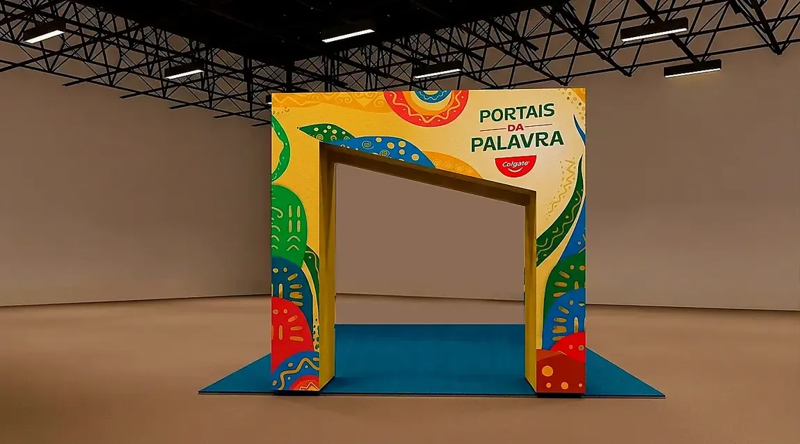 Render do portal em arco com Kente e a marca Portais da Palavra, em sala vazia
