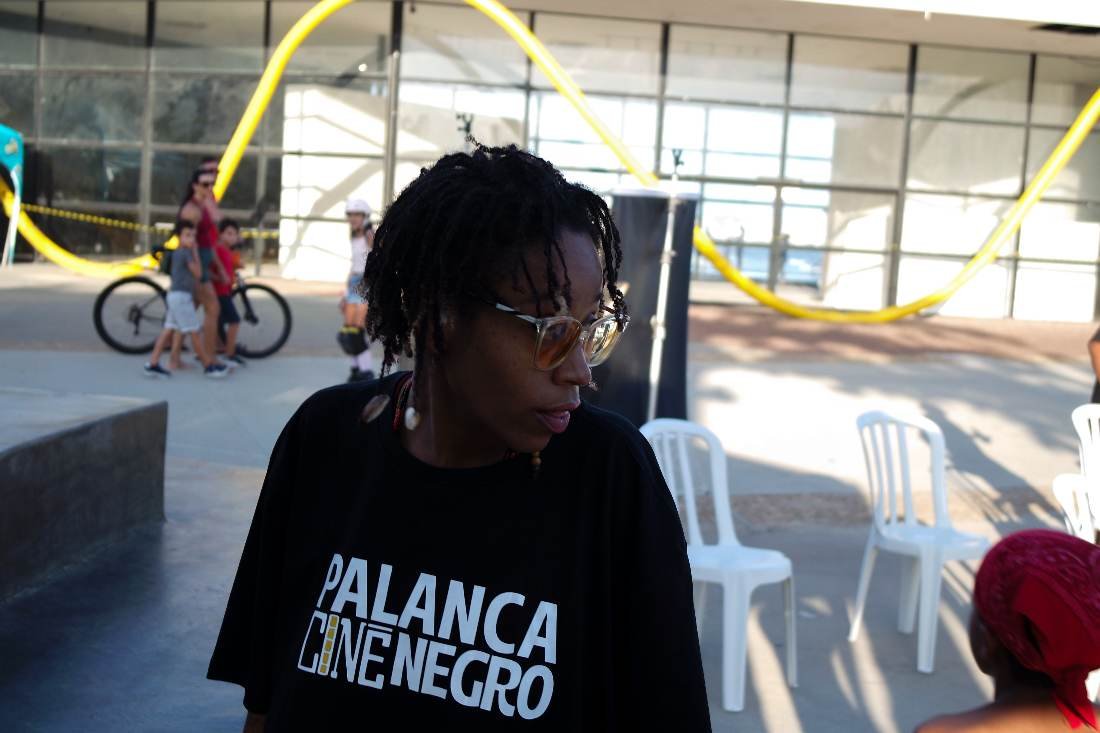 Integrante da equipe com a camiseta do festival, na área de montagem