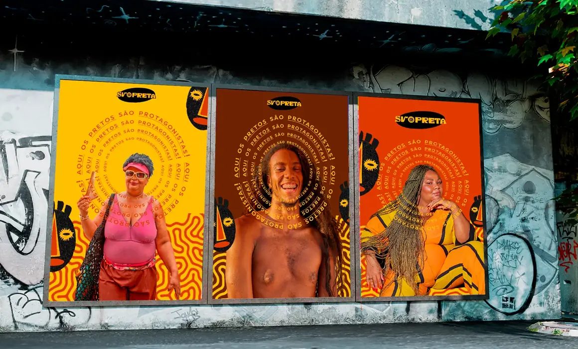 Três cartazes do SV Preta em abrigos de rua, com retratos de pessoas do coletivo