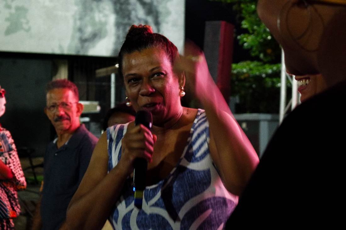 Participante com o microfone durante a roda de conversa