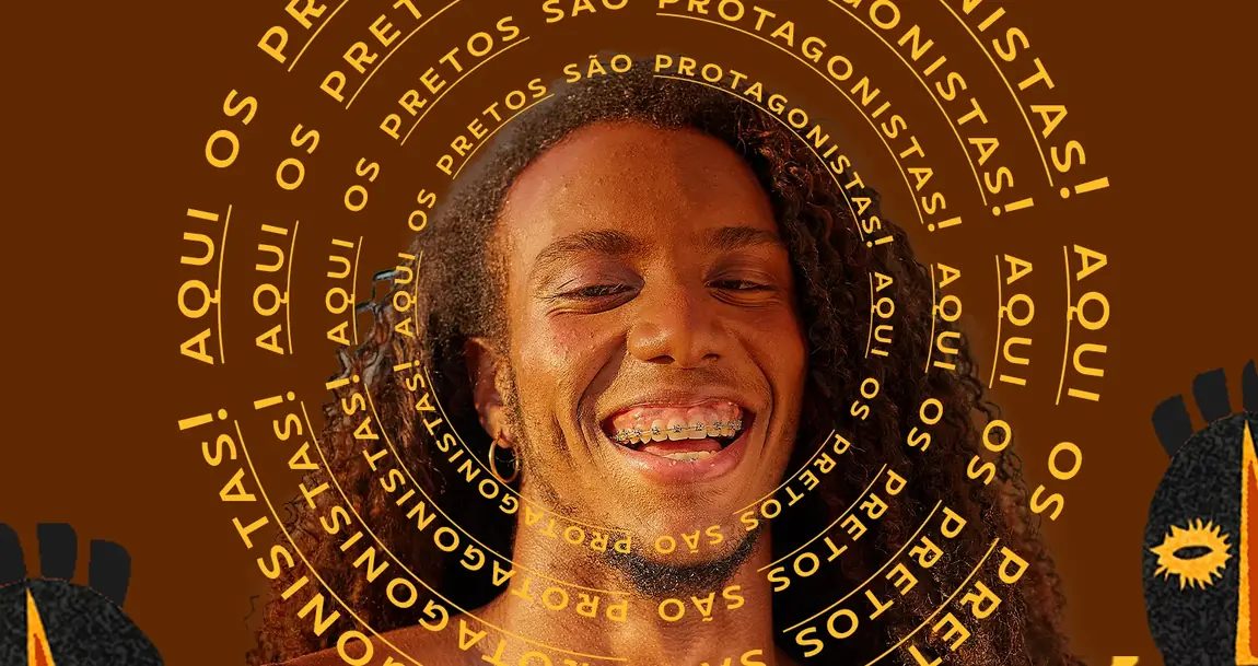Pessoa sorrindo ao centro de um círculo de texto com a frase Aqui os pretos são protagonistas, sobre fundo laranja