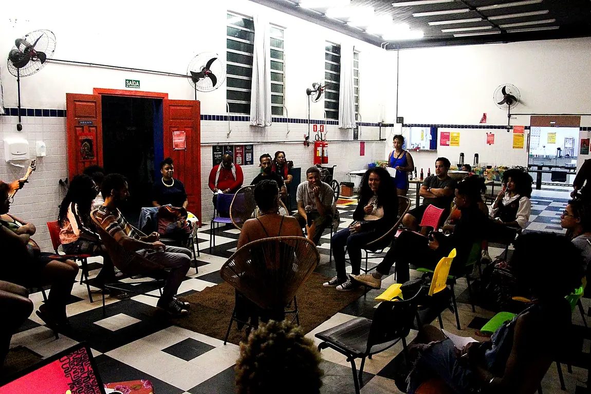 Roda de conversa do Obappe Lab em sala de piso xadrez, com participantes sentados em círculo