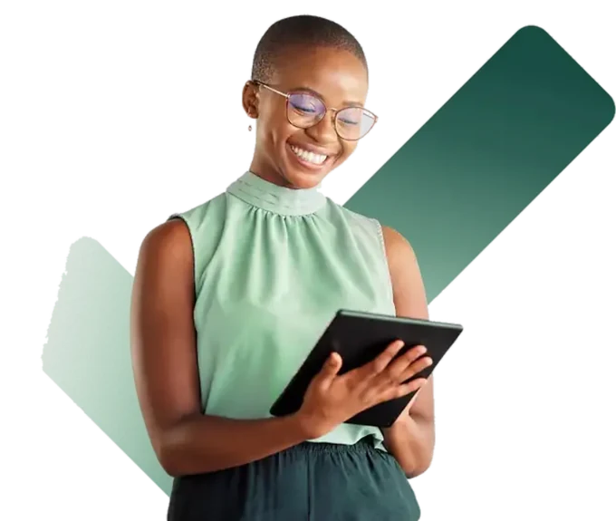 Mulher sorrindo olhando um tablet