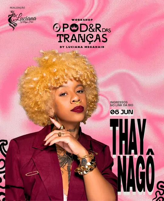 Divulgação de Thay Nagô: retrato de mulher de cabelo loiro cacheado e blazer vinho, sobre fundo rosa