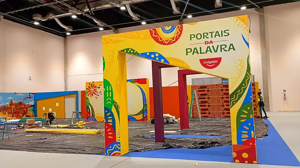 Foto da montagem do portal, com o painel ao fundo